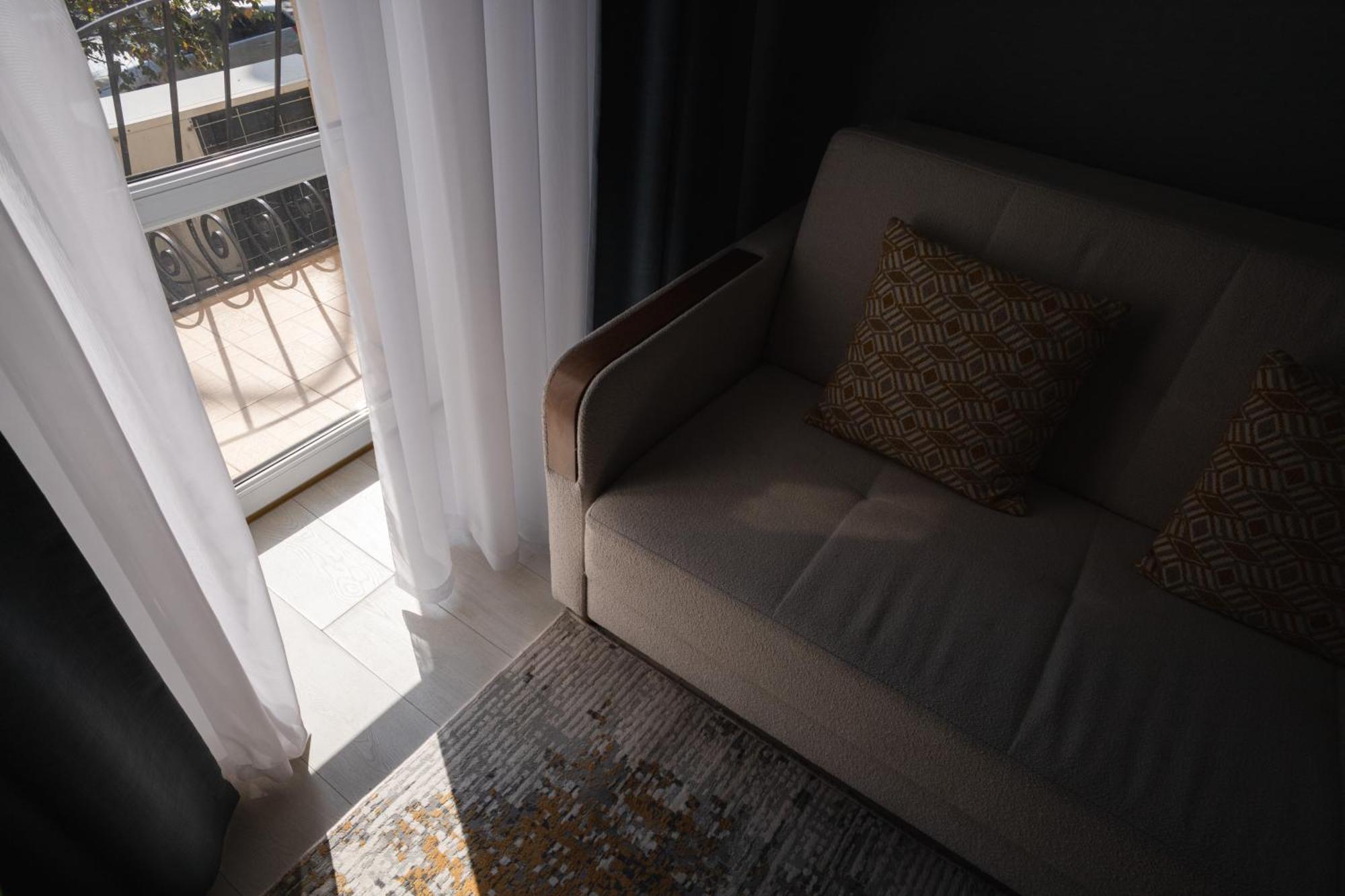 Resident Hotel Gogol Almaty Ngoại thất bức ảnh